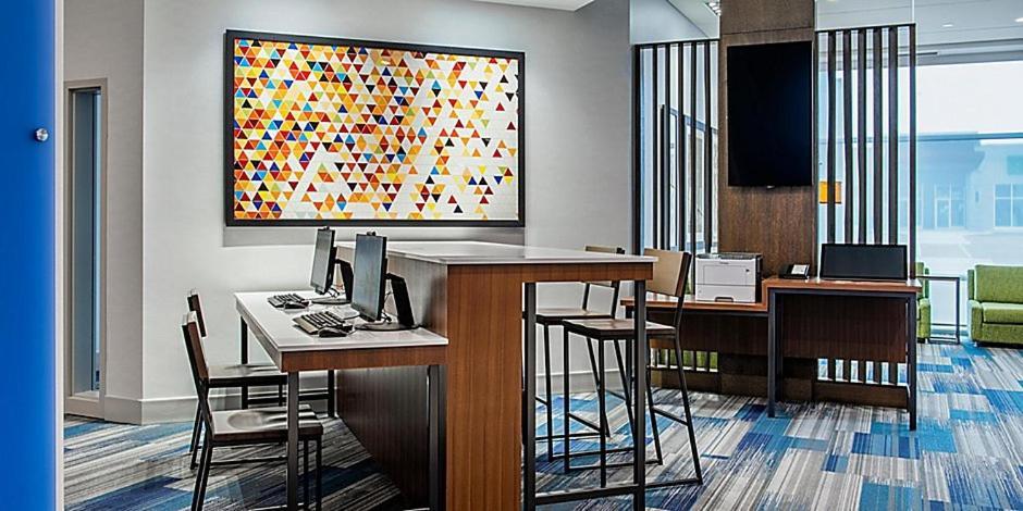 Holiday Inn Express & Suites - Brandon By Ihg Exterior foto