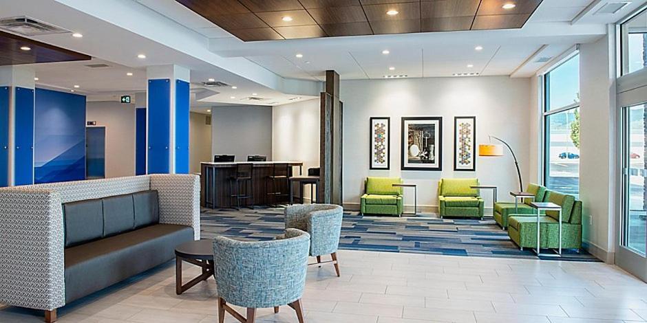 Holiday Inn Express & Suites - Brandon By Ihg Exterior foto