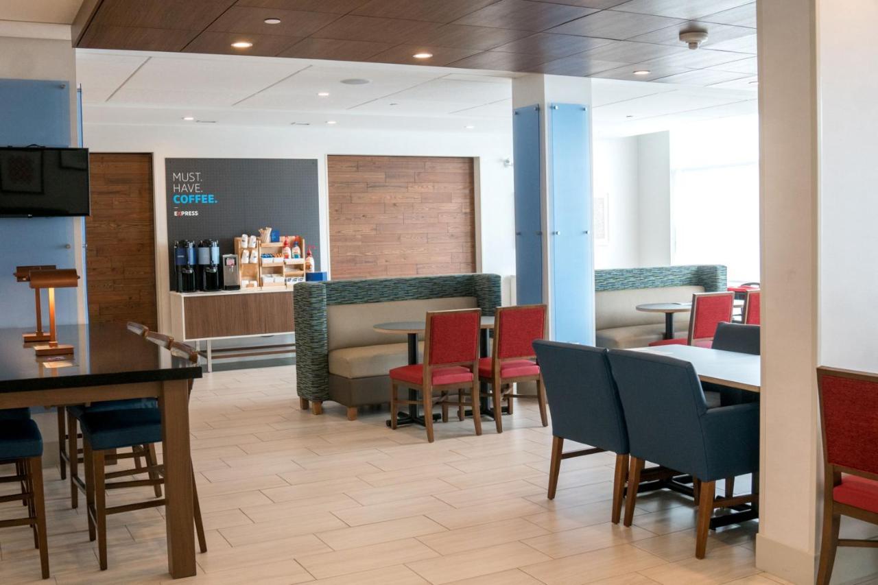 Holiday Inn Express & Suites - Brandon By Ihg Exterior foto