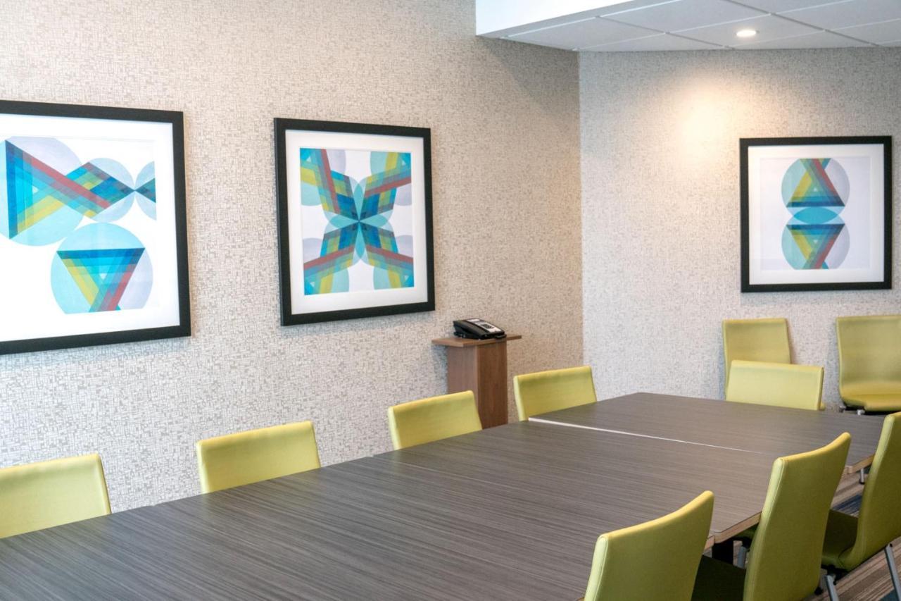 Holiday Inn Express & Suites - Brandon By Ihg Exterior foto