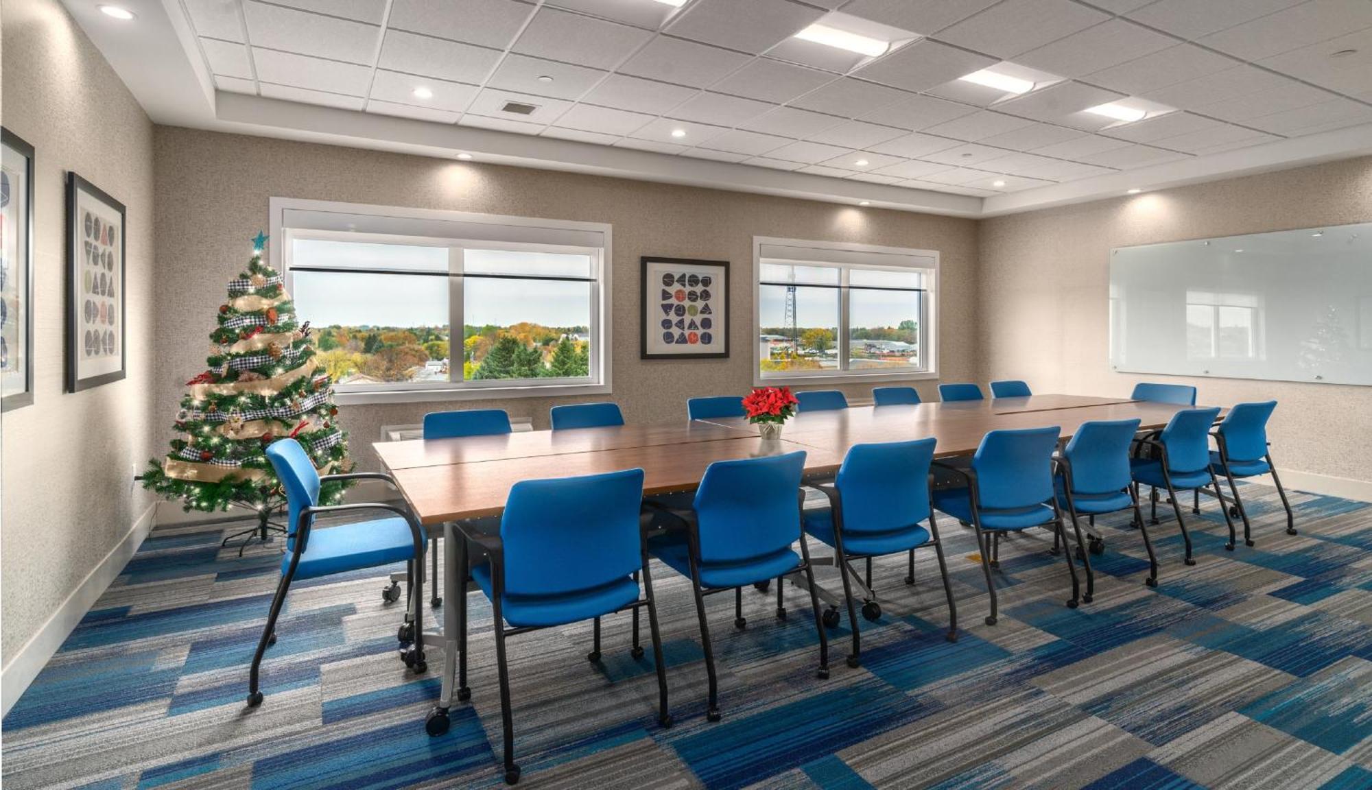 Holiday Inn Express & Suites - Brandon By Ihg Exterior foto