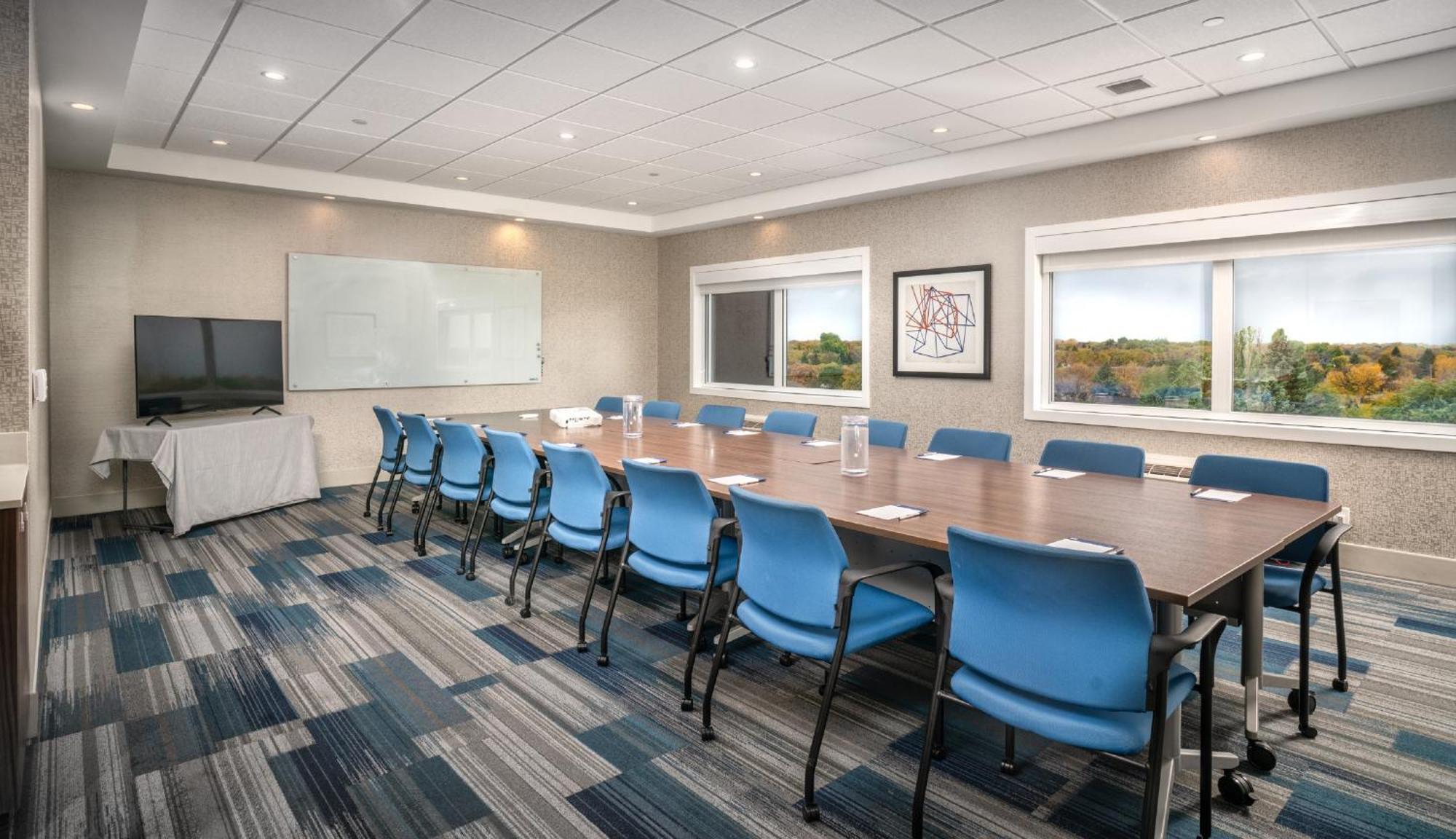 Holiday Inn Express & Suites - Brandon By Ihg Exterior foto