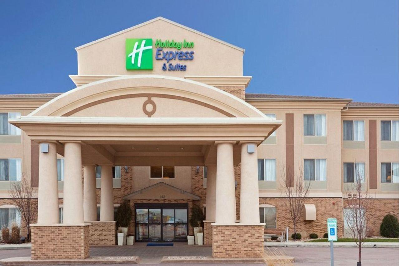 Holiday Inn Express & Suites - Brandon By Ihg Exterior foto